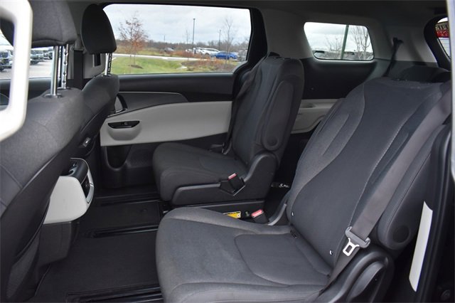 Certified 2023 Kia Carnival LX image 17