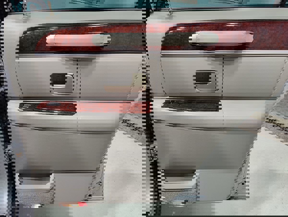 Used 2004 Lincoln Town Car Ultimate image 15