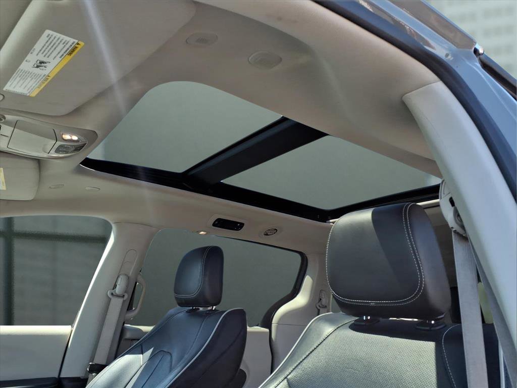 Used 2023 Chrysler Pacifica Limited FWD image 15