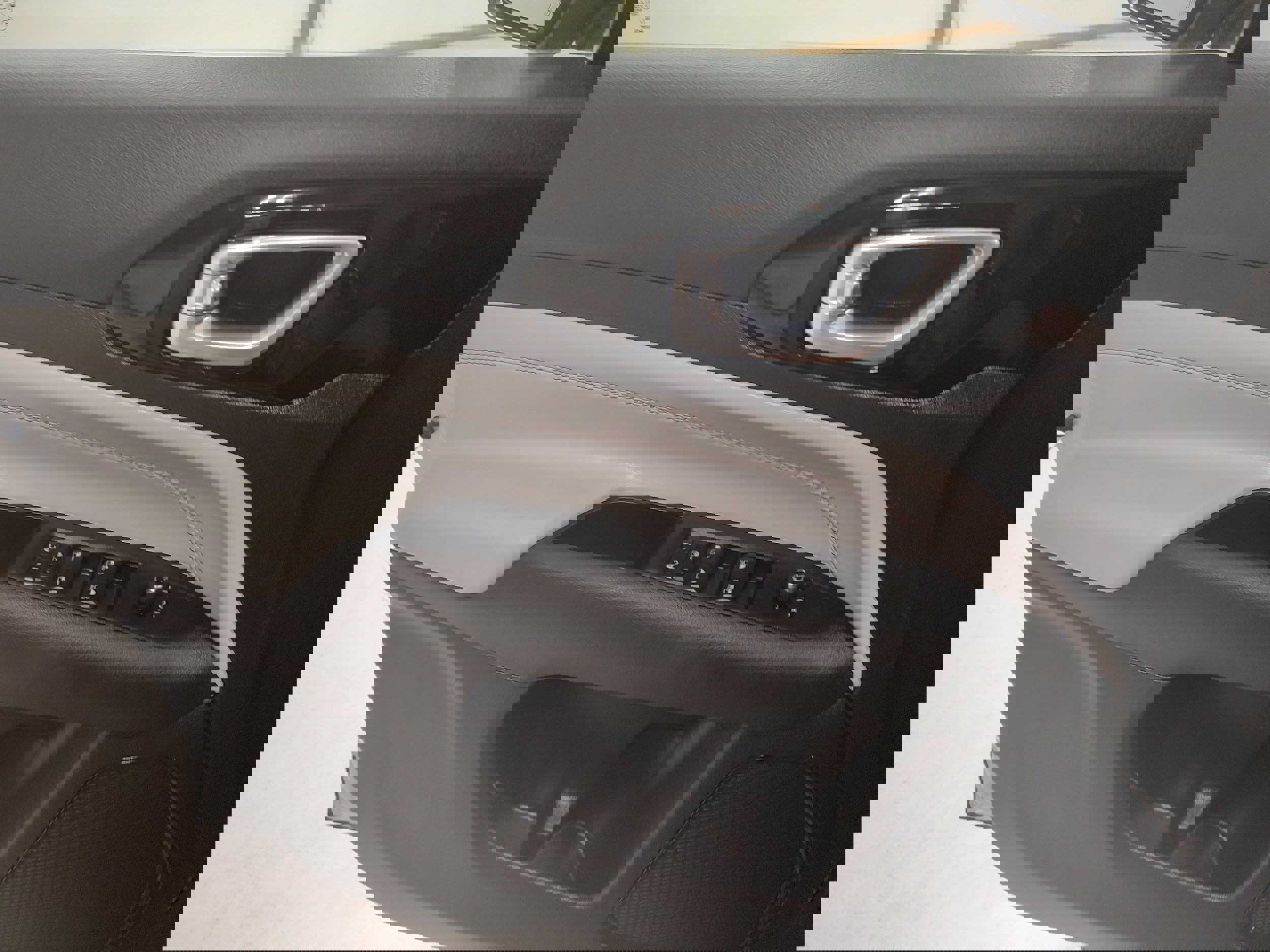 Used 2024 Jeep Compass Limited image 9