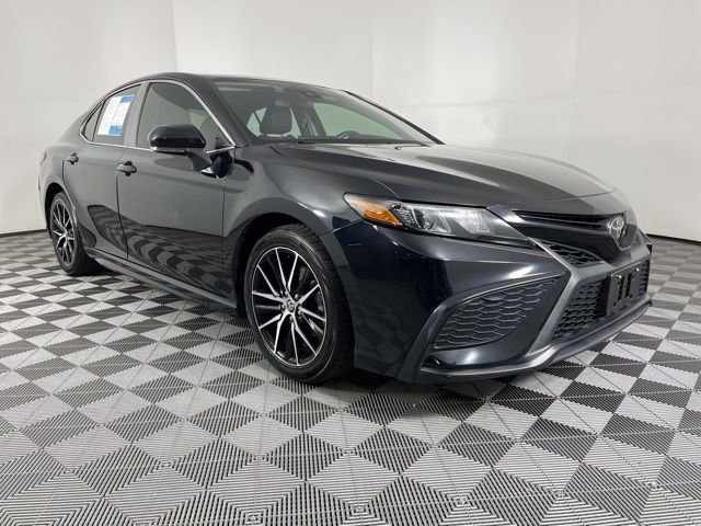 Used 2023 Toyota Camry SE image 2