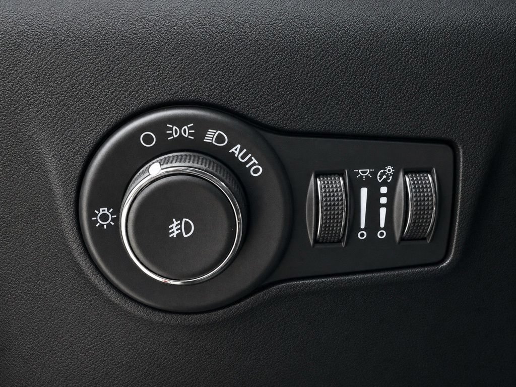 Used 2023 Jeep Compass Latitude w/ Sun and Sound Group AWD/4WD image 37