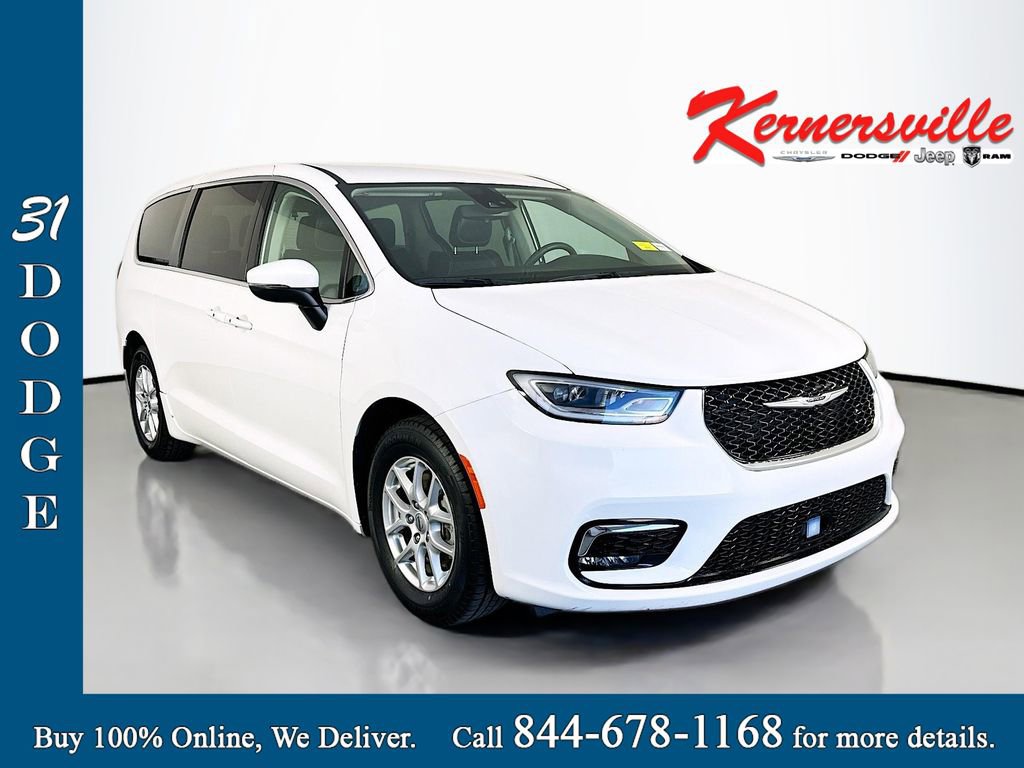 Used 2023 Chrysler Pacifica Touring-L FWD image 1
