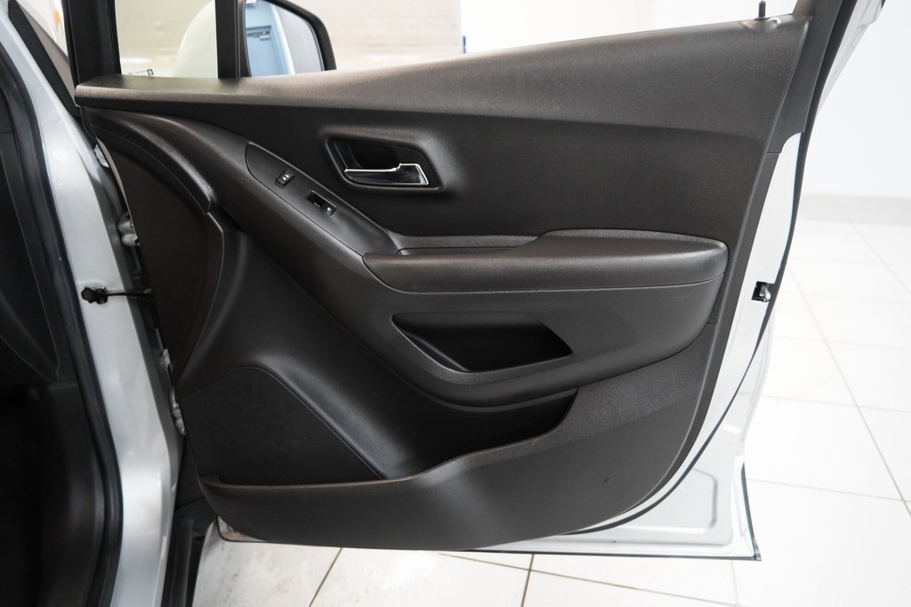 Used 2021 Chevrolet Trax LS w/ Tint and Cruise Package image 30