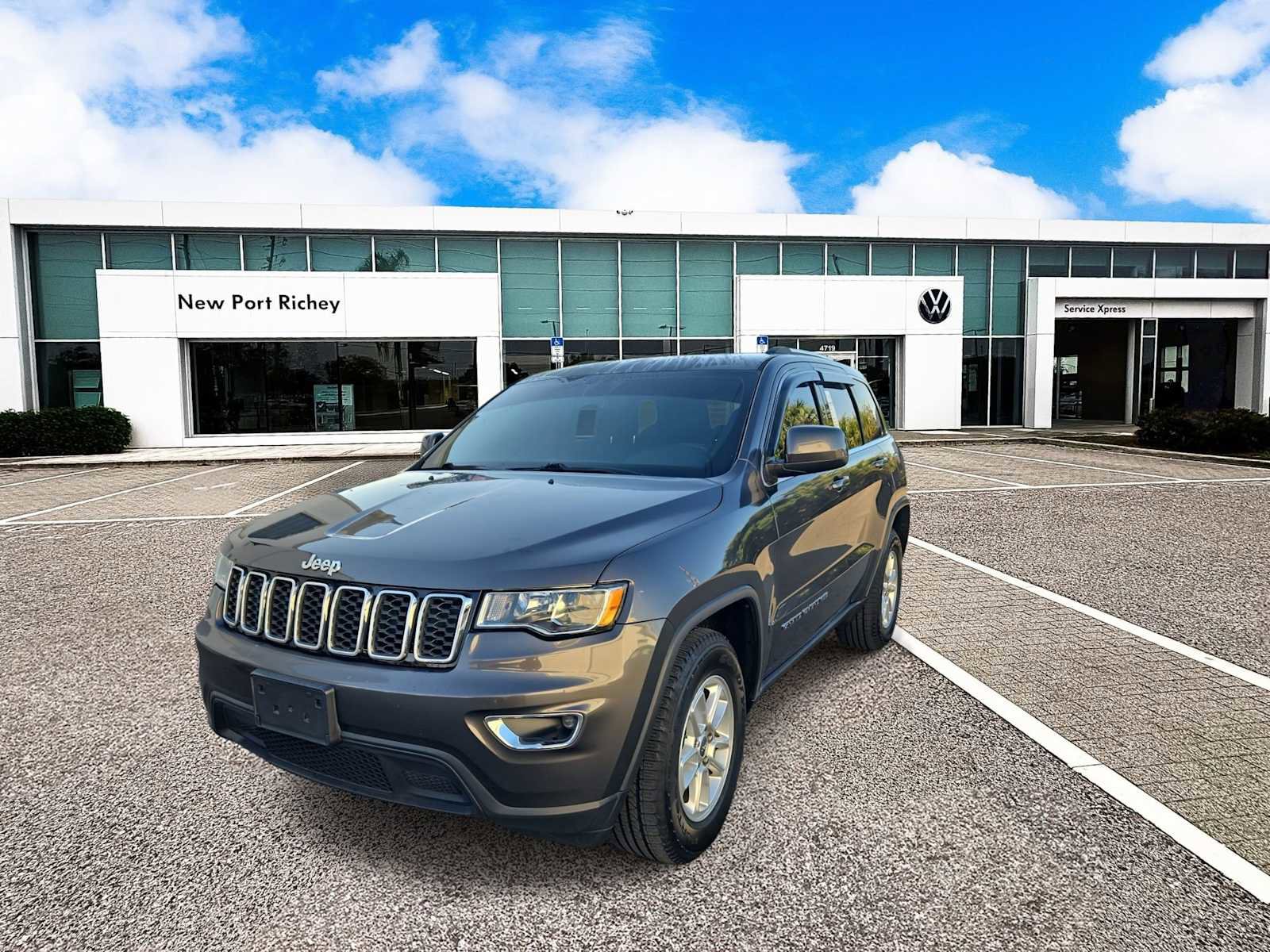Used 2019 Jeep Grand Cherokee Laredo image 4