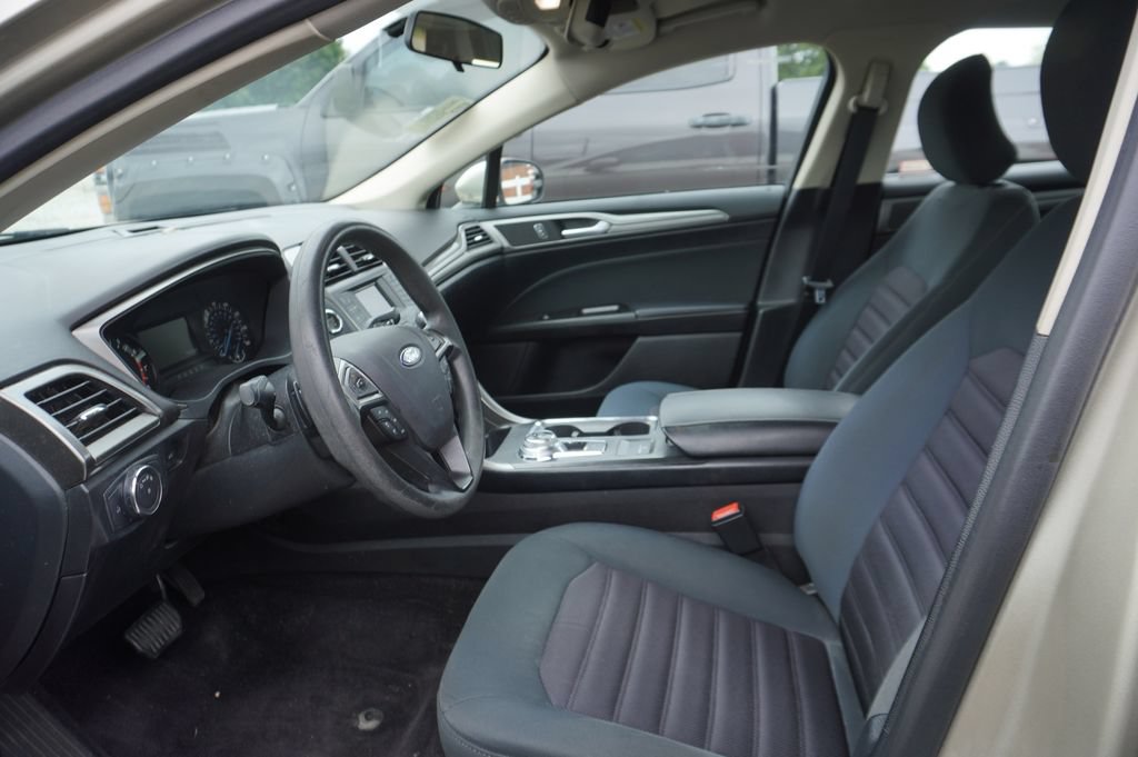 Used 2017 Ford Fusion SE FWD image 2