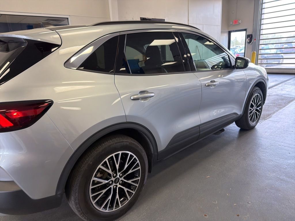 Used 2023 Ford Escape SE image 6
