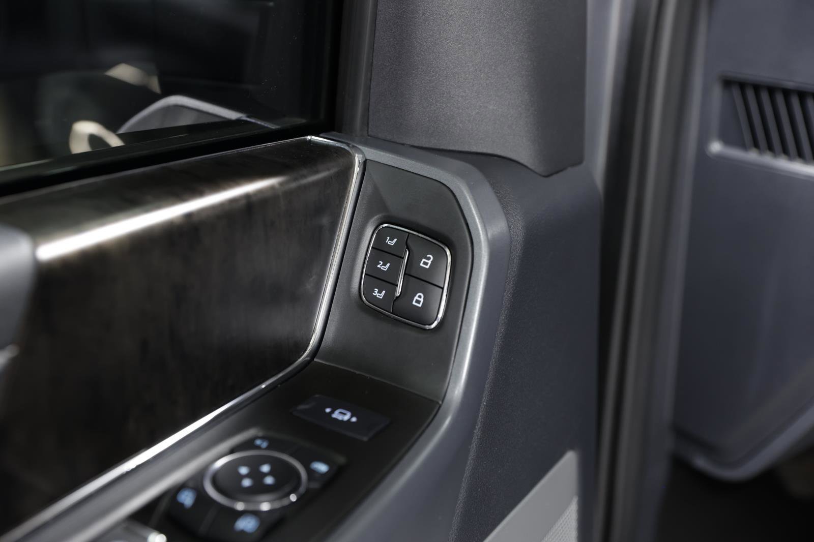 Used 2024 Ford F350 Lariat w/ Chrome Package image 22