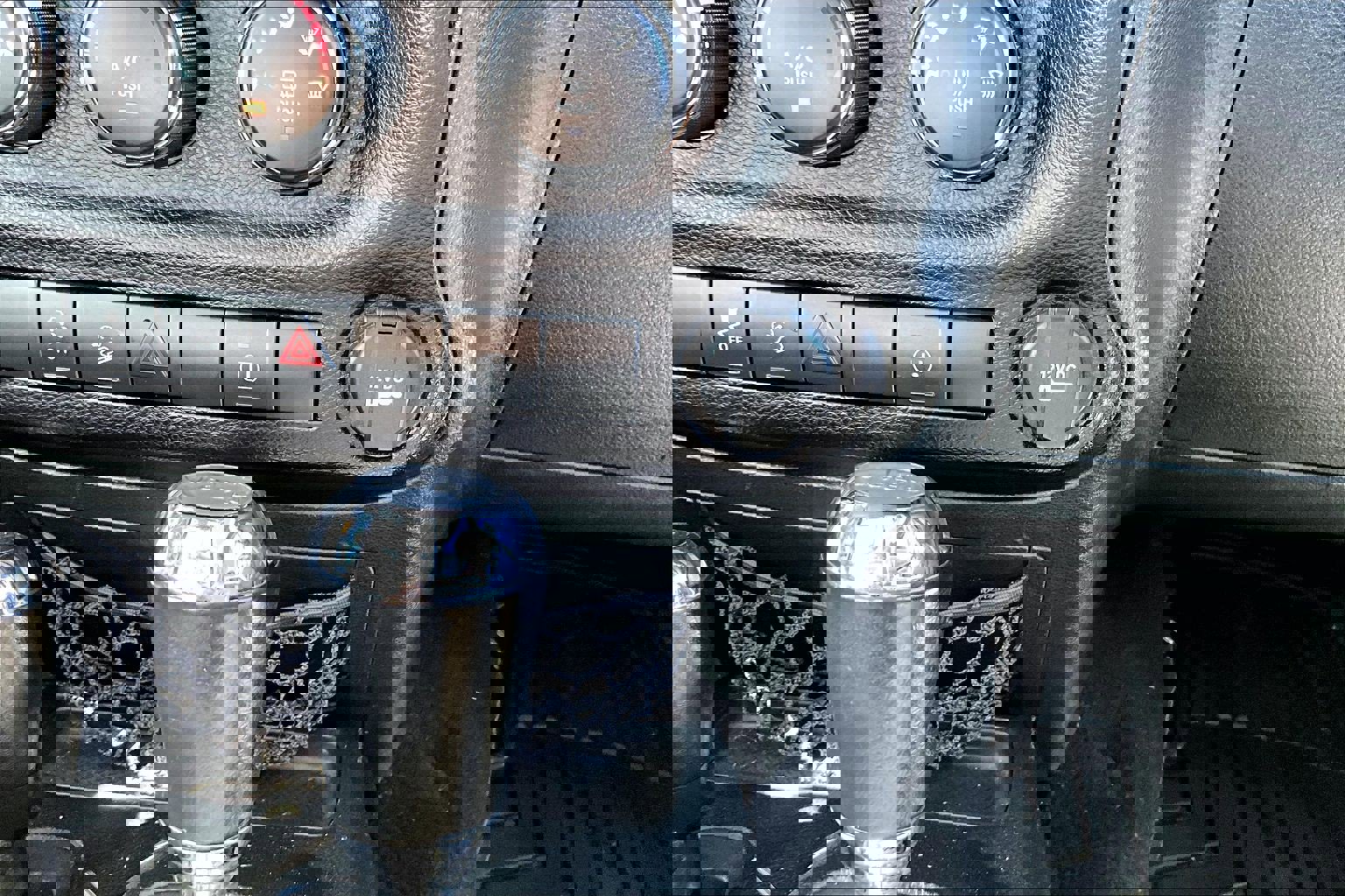 Used 2018 Jeep Wrangler Sahara w/ Connectivity Group image 19