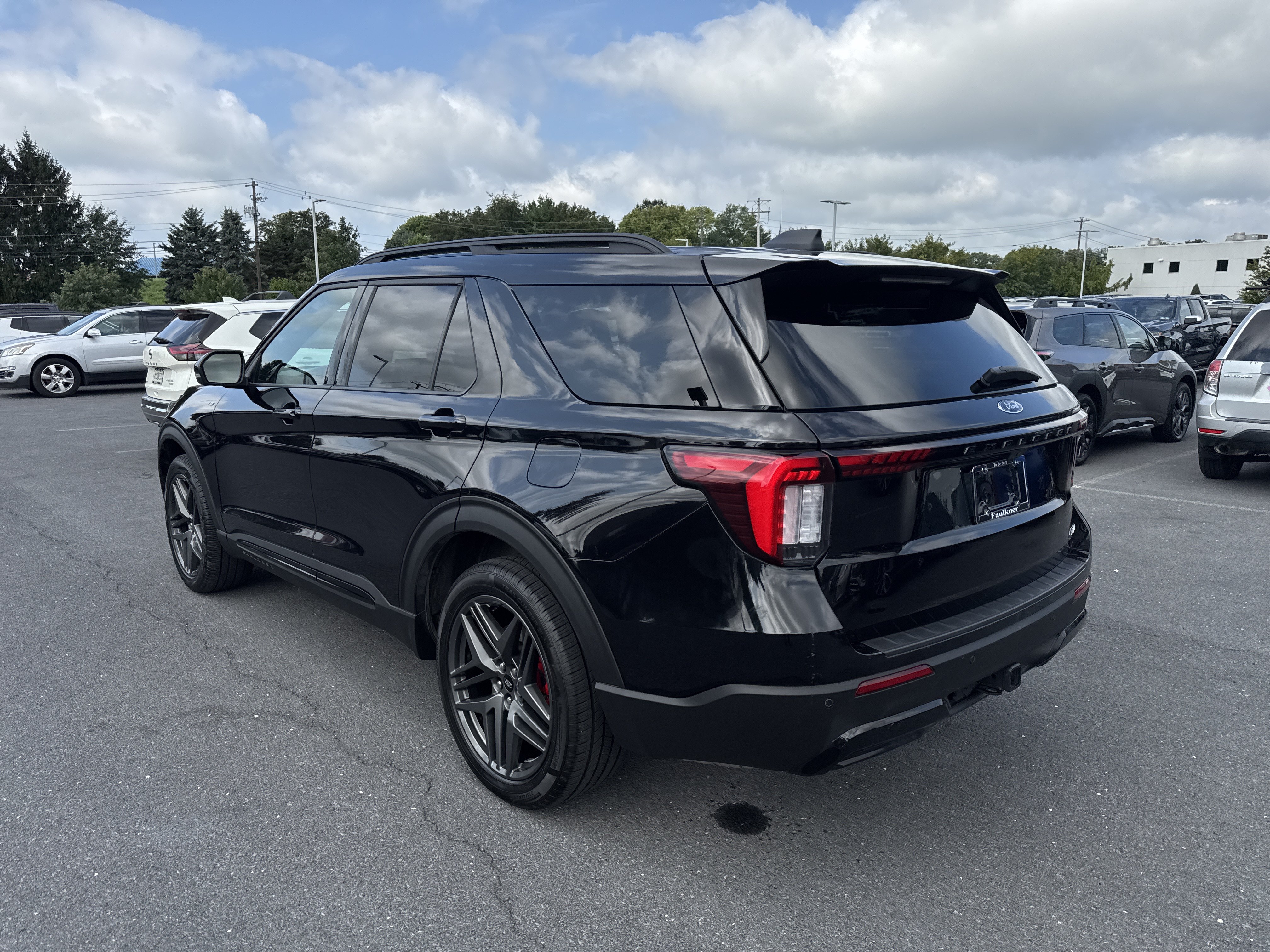 Used 2025 Ford Explorer ST-Line w/ ST-Line Street Pack AWD/4WD image 30