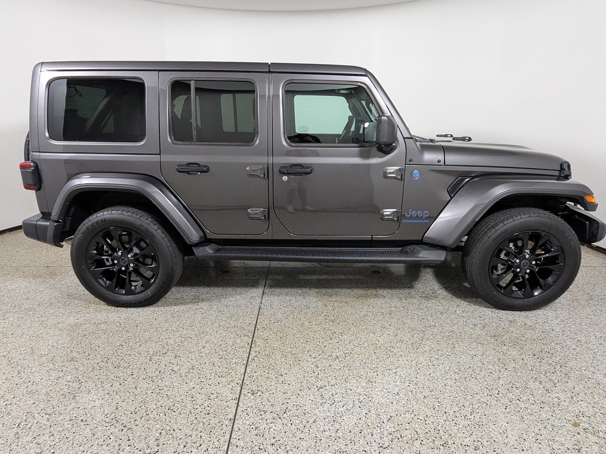 Used 2025 Jeep Wrangler Sahara AWD/4WD image 8