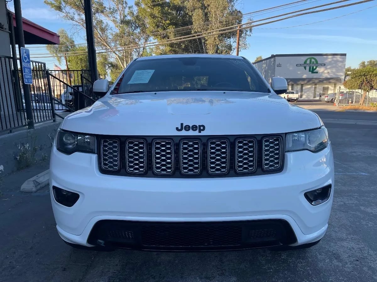 Used 2018 Jeep Grand Cherokee Altitude RWD image 2