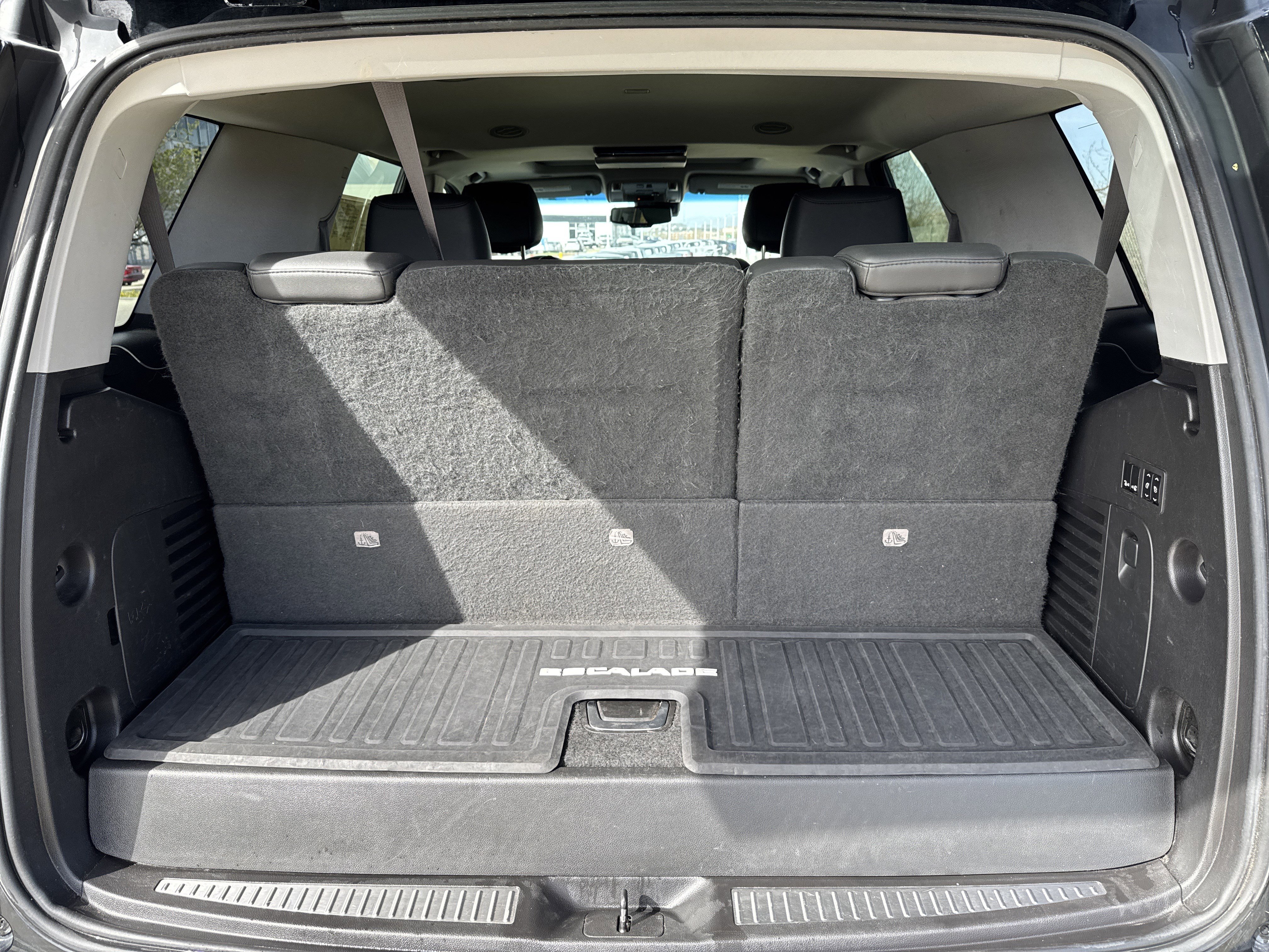 Used 2015 Cadillac Escalade Premium image 22