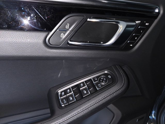 Used 2025 Porsche Macan AWD/4WD image 13
