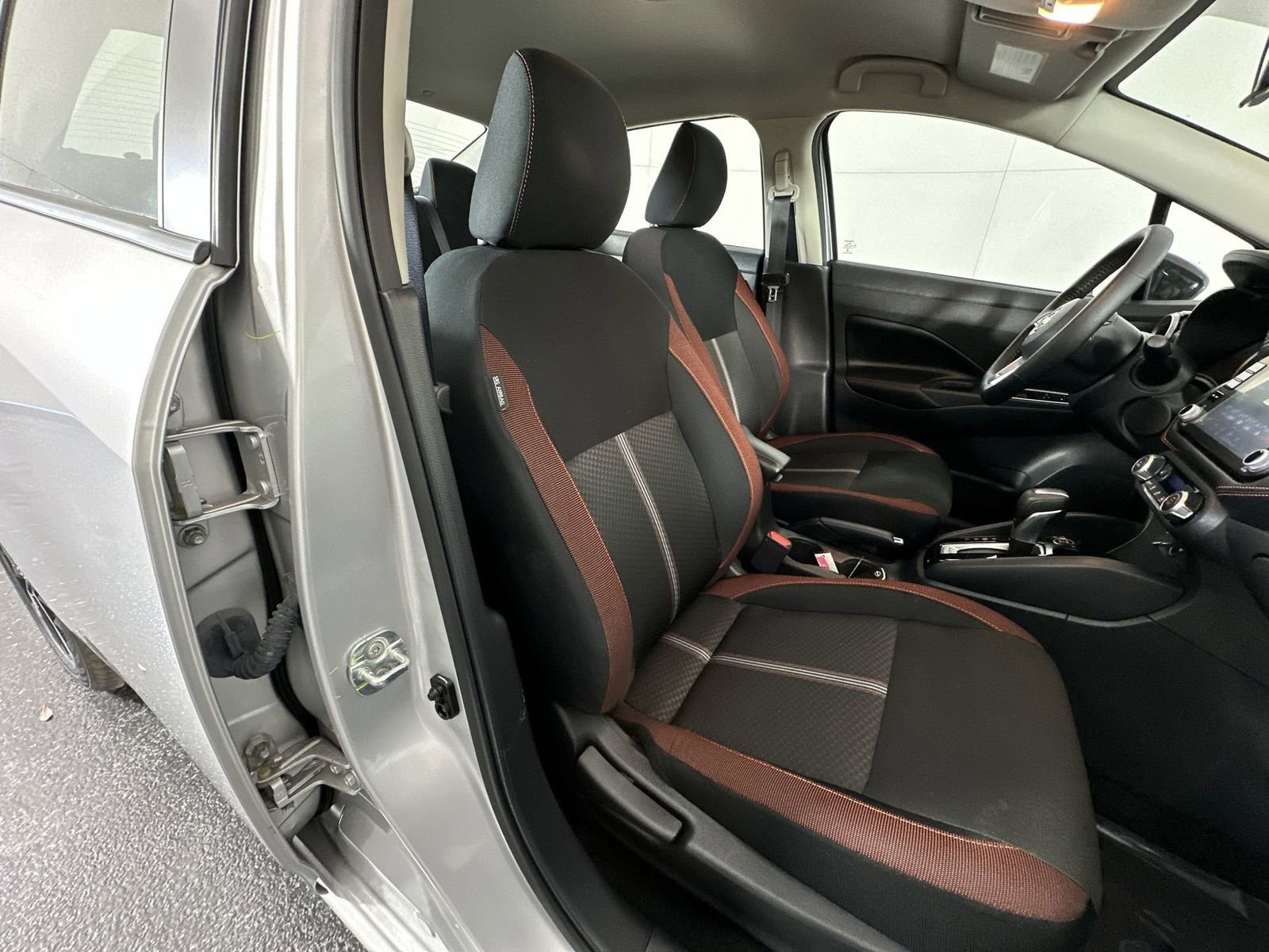 Used 2025 Nissan Versa SR image 27