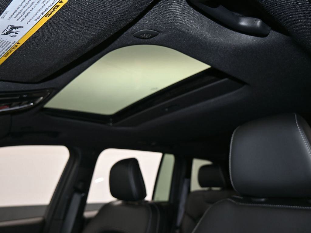 Used 2025 Jeep Grand Cherokee Altitude image 11