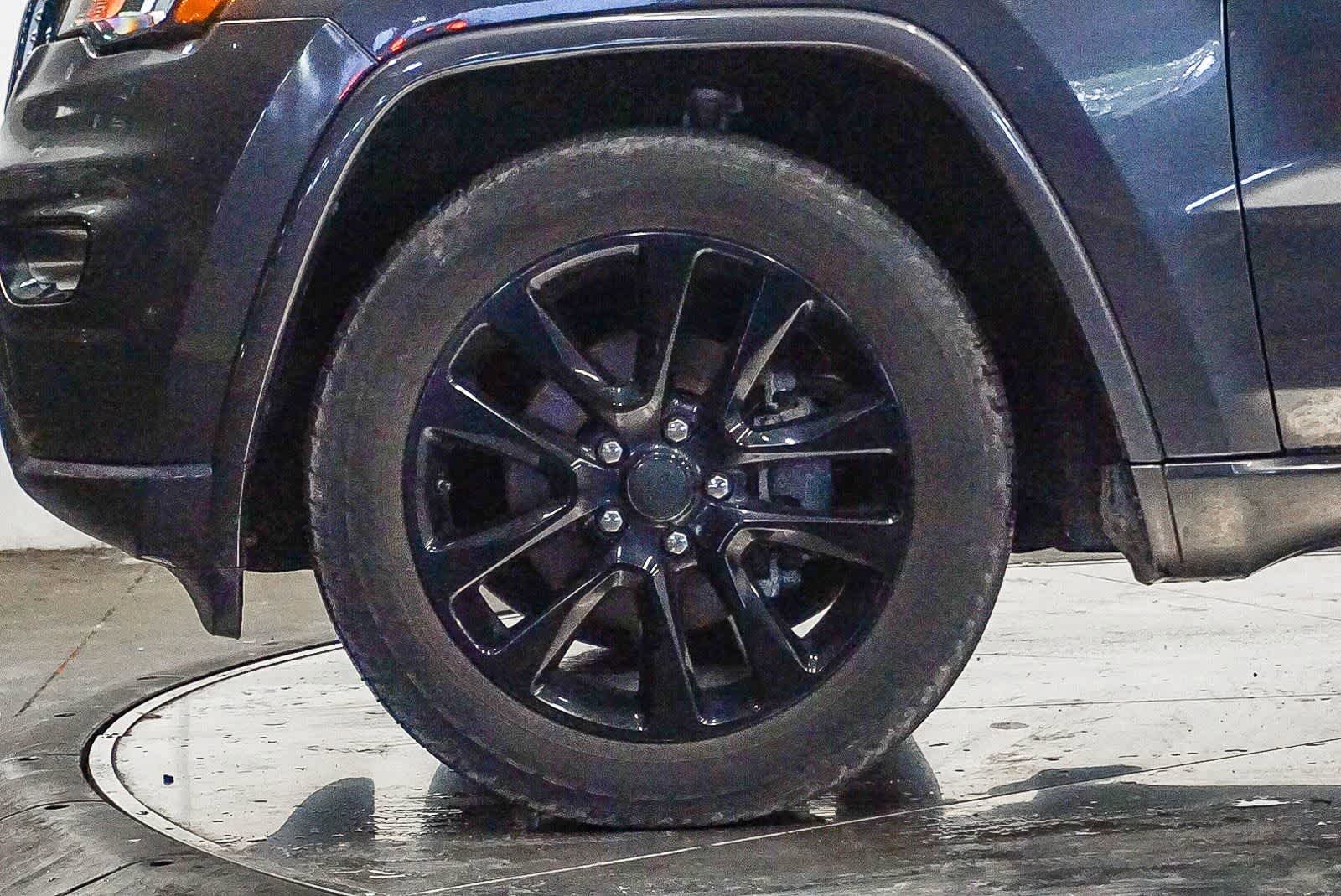 Used 2017 Jeep Grand Cherokee Altitude RWD image 9
