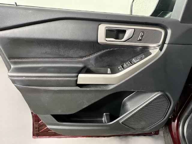 Used 2022 Ford Explorer XLT w/ Equipment Group 202A AWD/4WD image 32