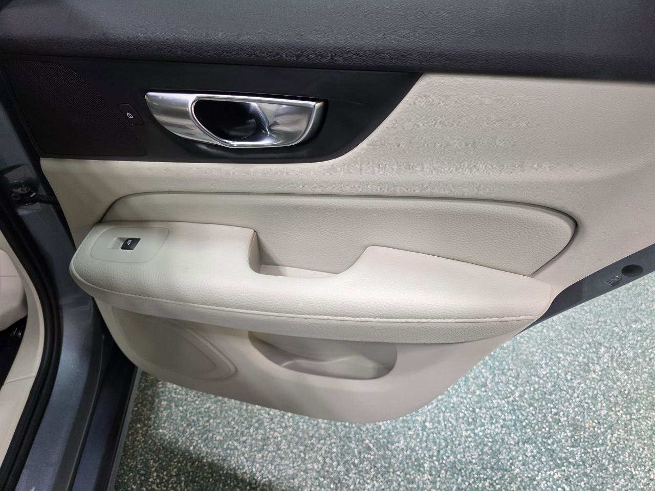 Used 2021 Volvo S60 T5 Momentum w/ Premium Package image 23