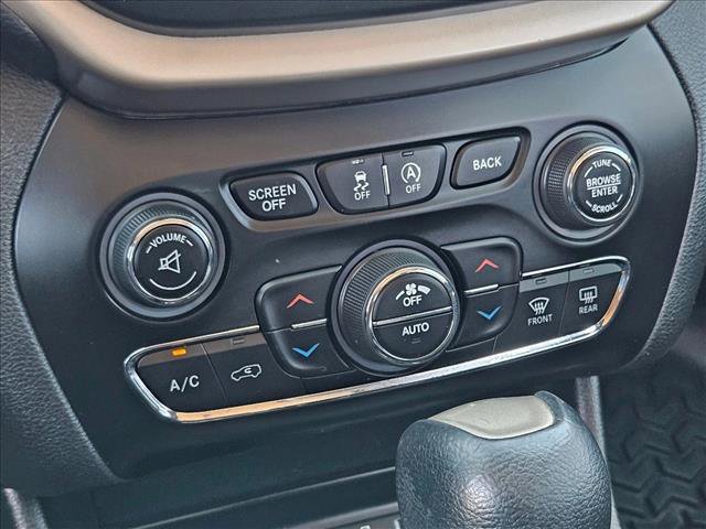 Used 2015 Jeep Cherokee Latitude w/ Comfort/Convenience Group AWD/4WD image 18