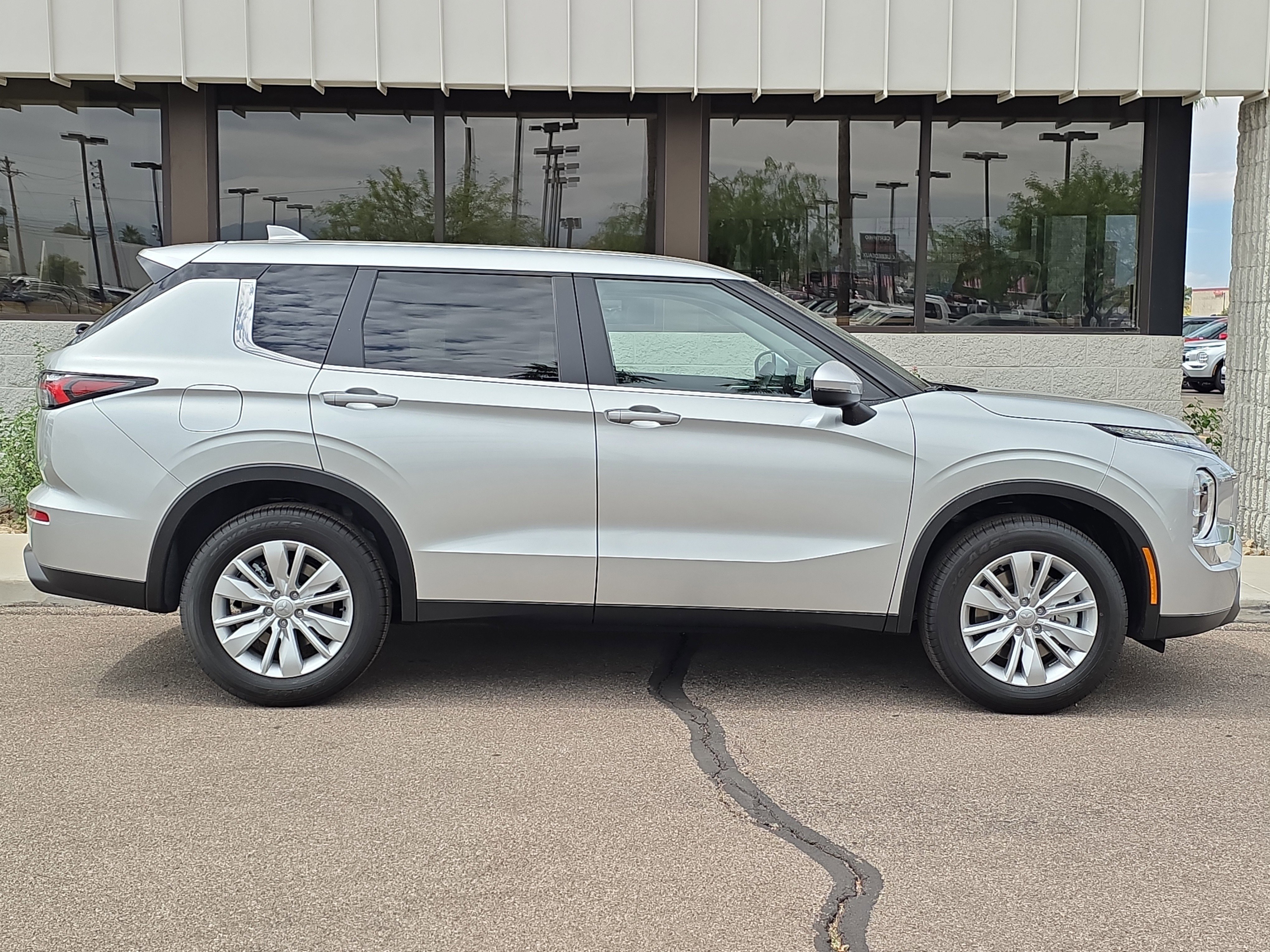 New 2026 Mitsubishi Outlander ES FWD image 9