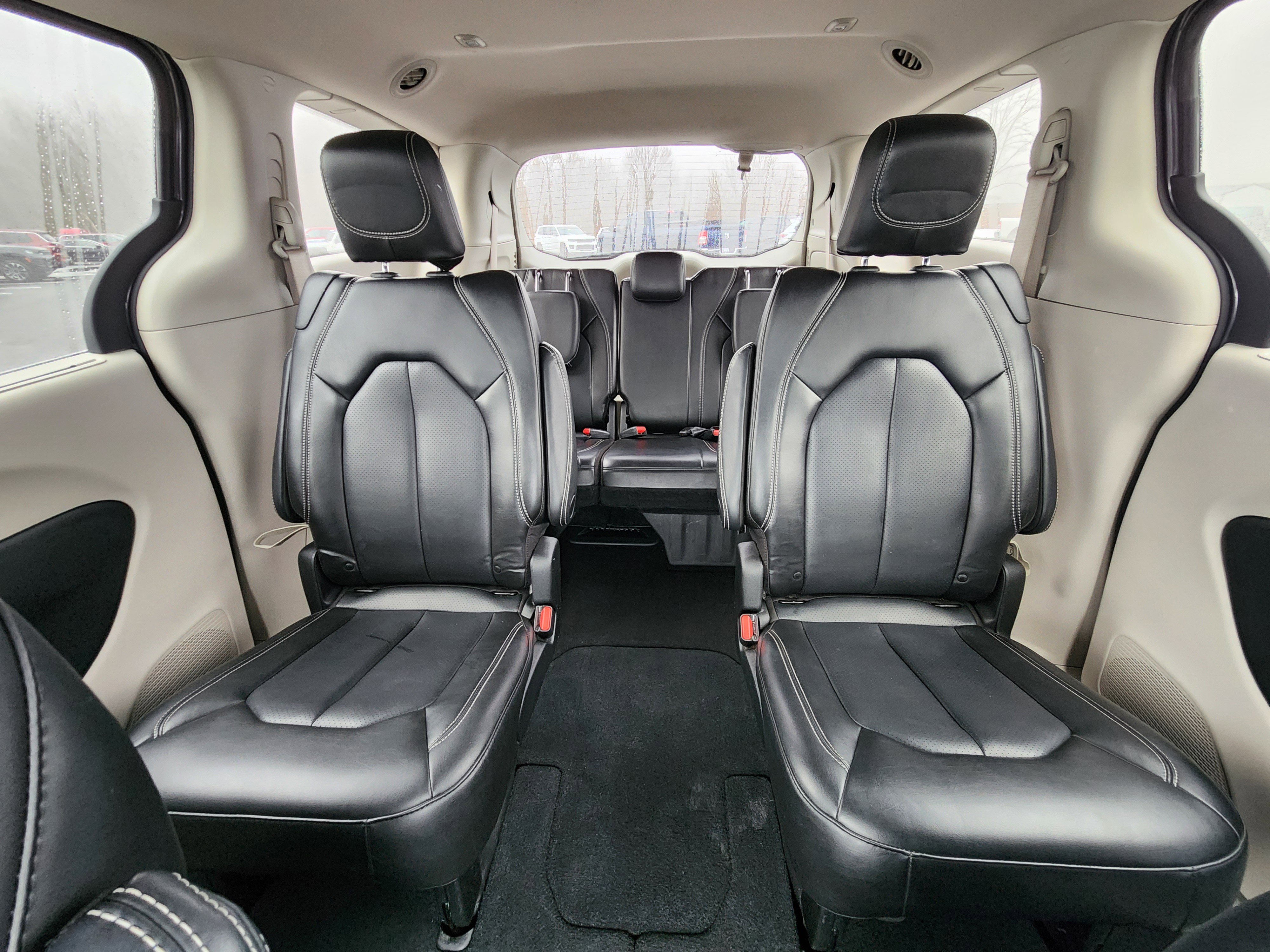 Used 2023 Chrysler Pacifica Touring-L image 8