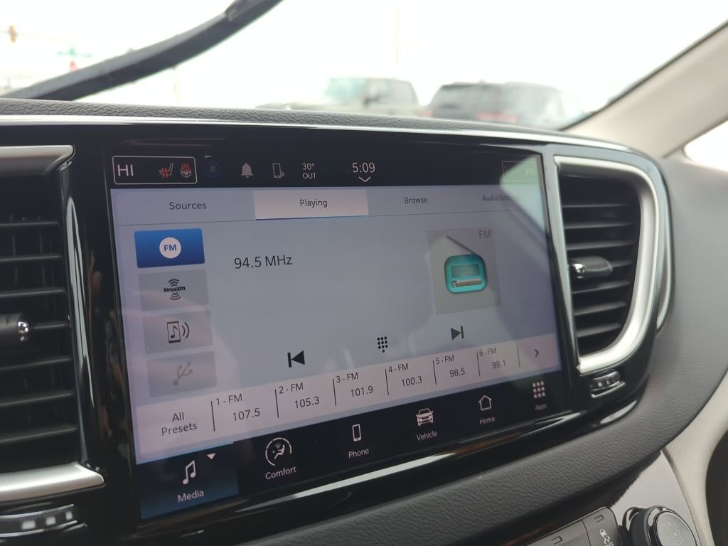 Used 2024 Chrysler Pacifica Touring-L image 16