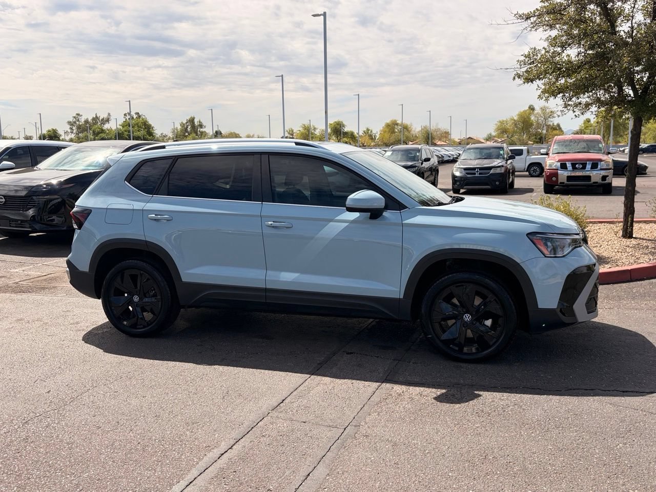 Used 2025 Volkswagen Taos SE FWD image 5