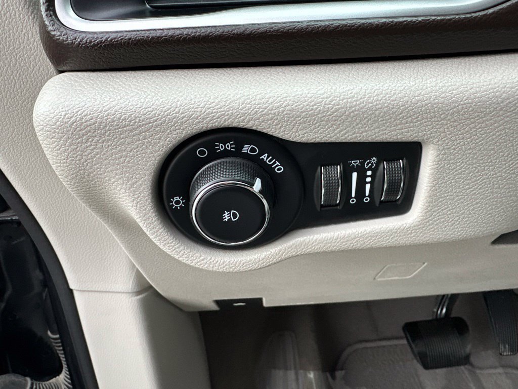 Used 2020 Chrysler Pacifica Touring-L Plus FWD image 39