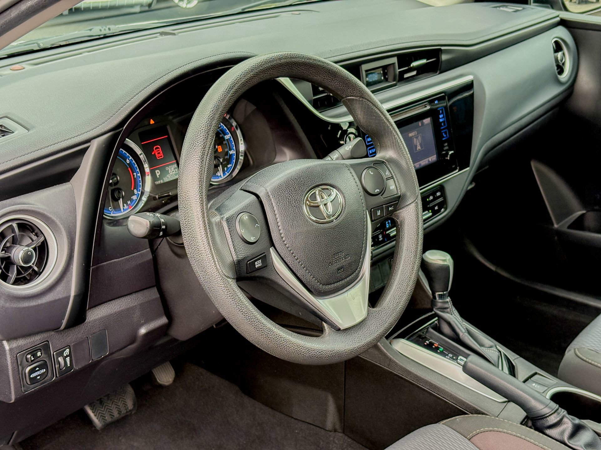 Used 2018 Toyota Corolla LE FWD image 4
