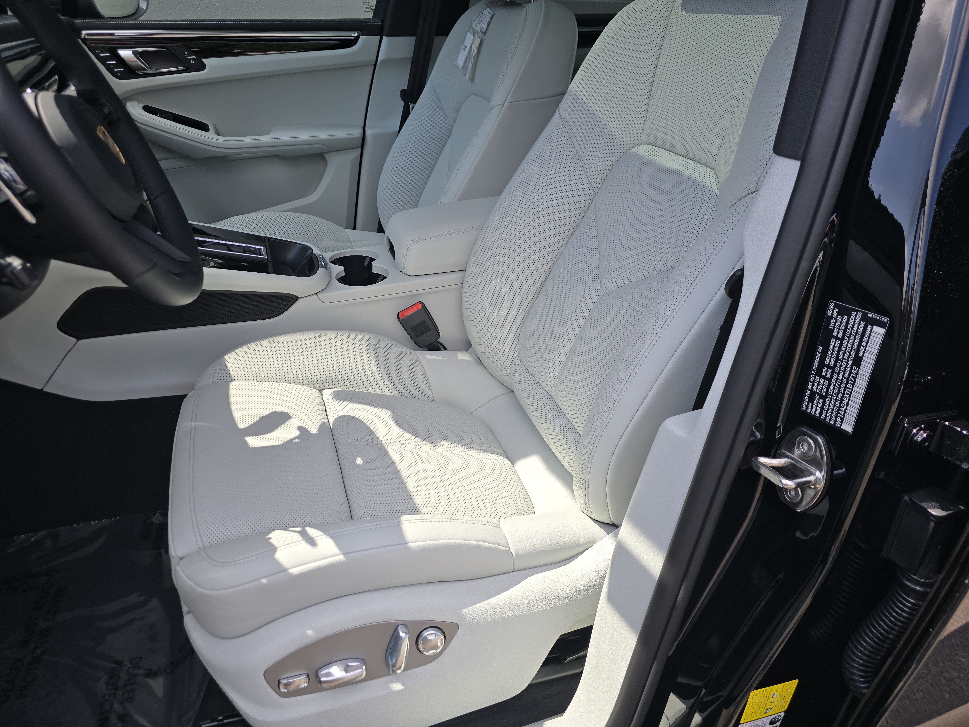 New 2026 Porsche Macan Turbo AWD/4WD image 5