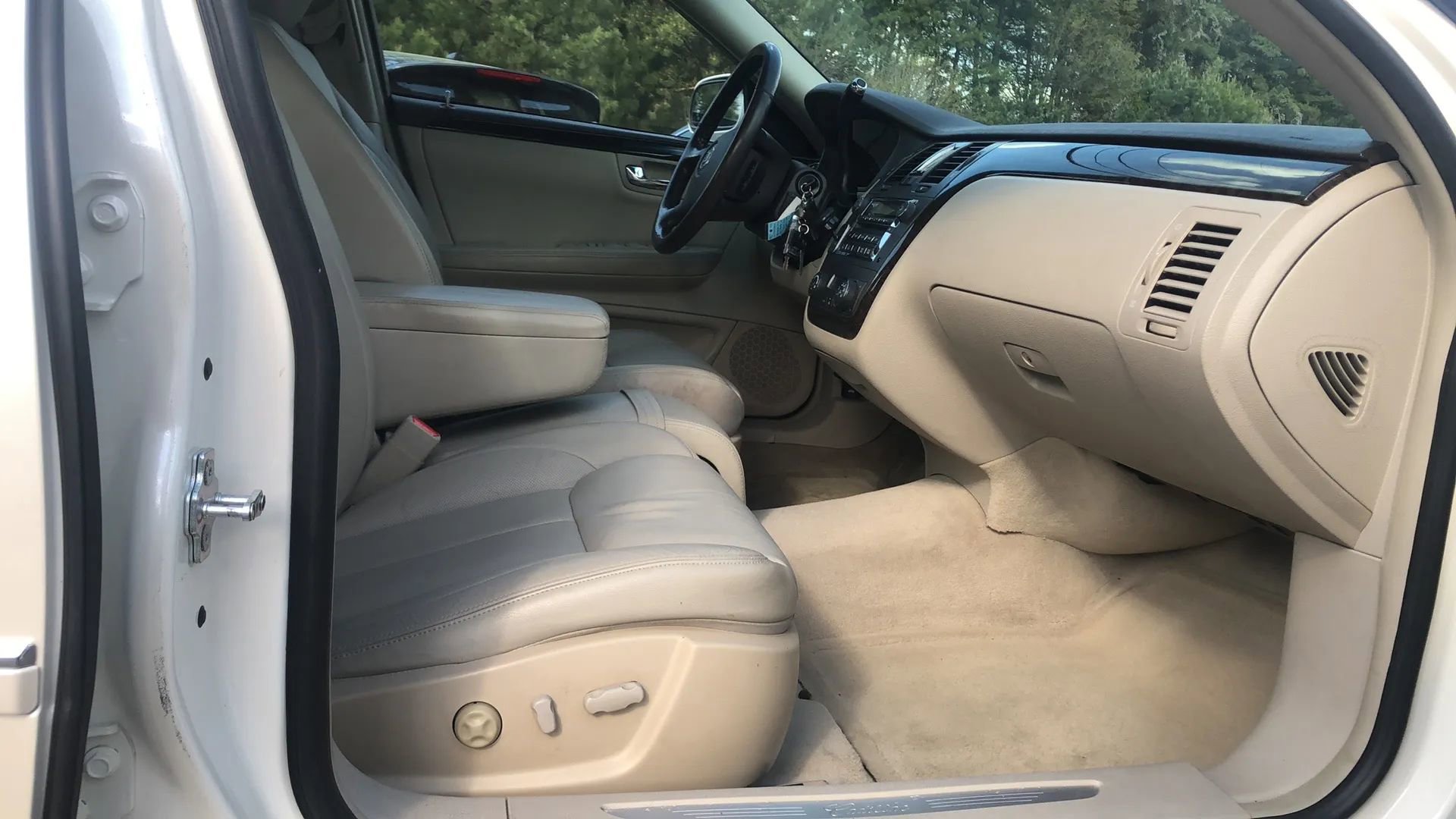 Used 2008 Cadillac DTS image 11