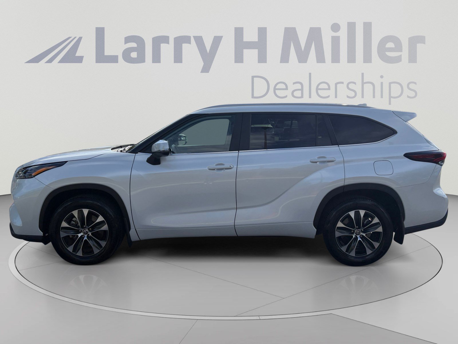 Used 2026 Toyota Highlander XLE AWD/4WD image 2