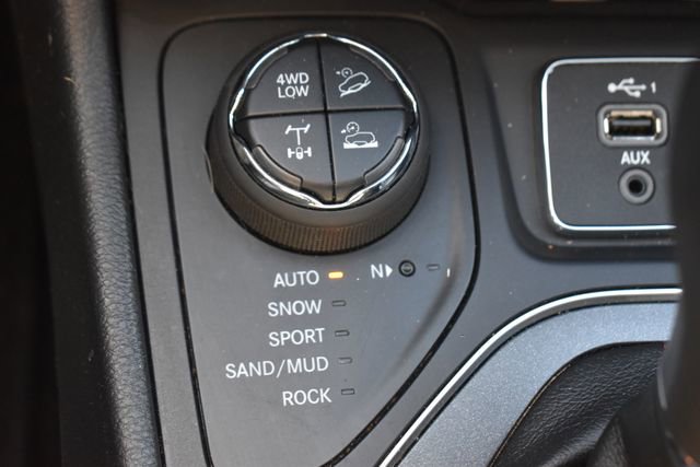 Used 2019 Jeep Cherokee Trailhawk w/ Cold Weather Group image 26