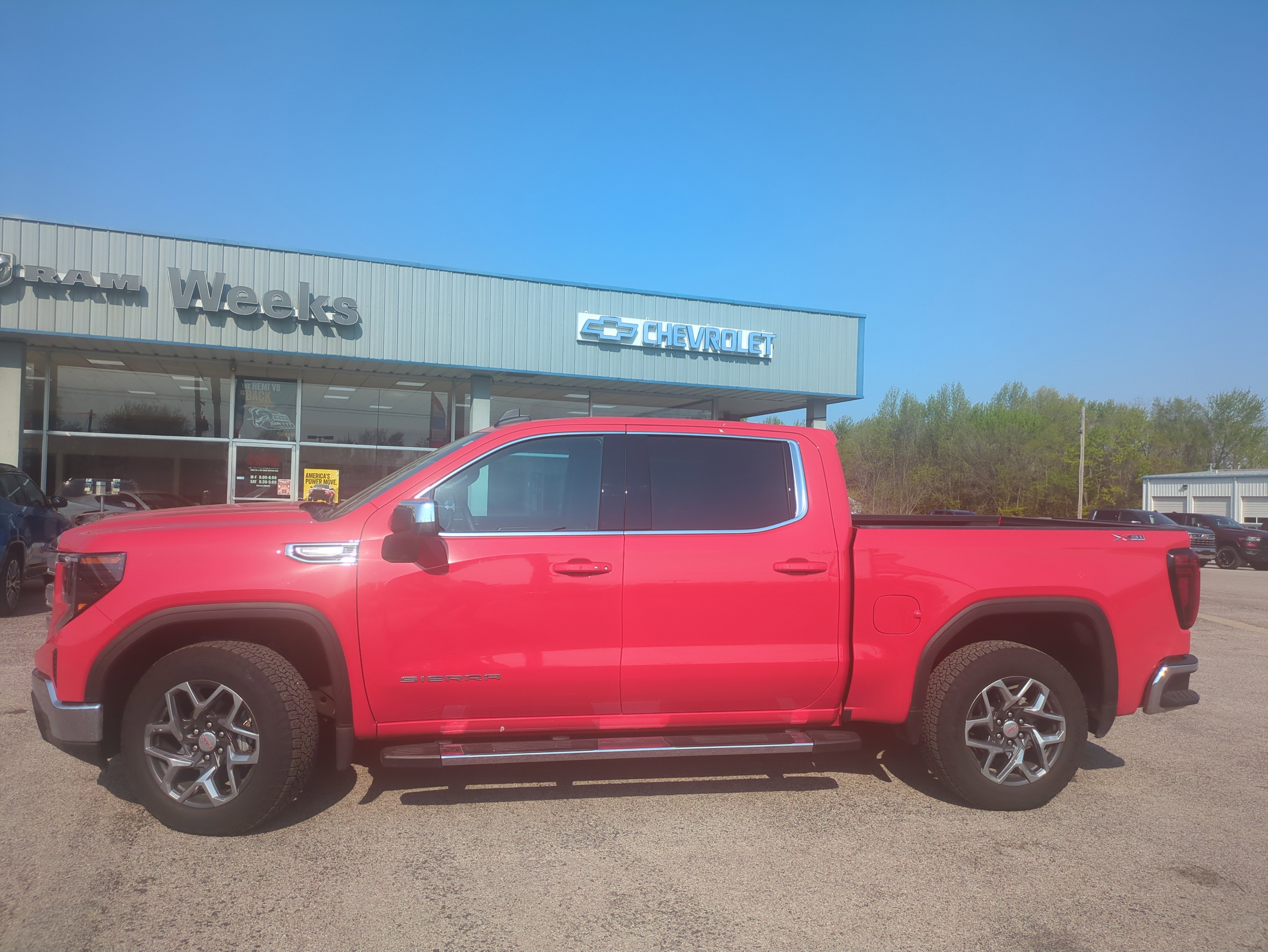 Used 2024 GMC Sierra 1500 SLE image 2