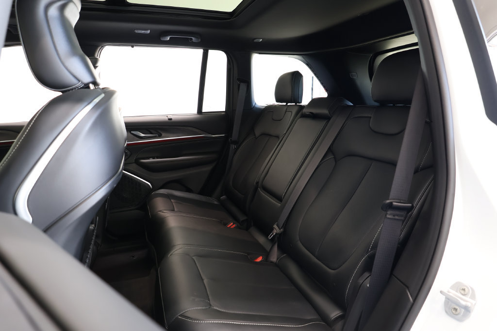 Used 2025 Jeep Grand Cherokee Overland w/ Luxury Tech Group IV AWD/4WD image 21