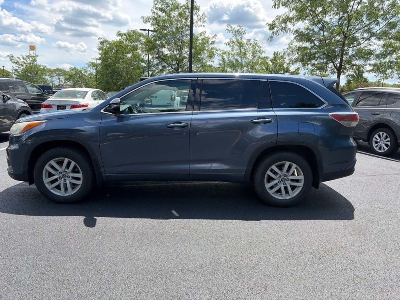Used 2016 Toyota Highlander LE AWD/4WD image 9