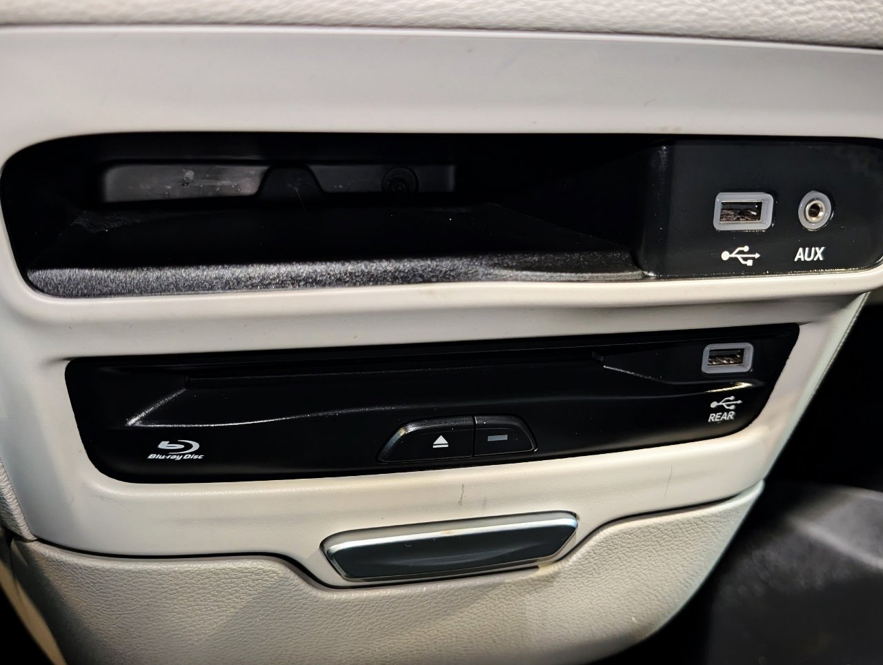 Used 2017 Chrysler Pacifica Limited image 54