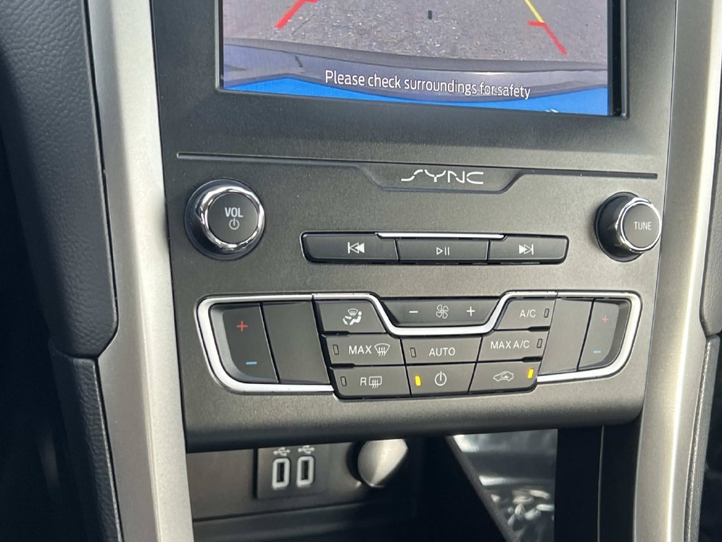 Used 2020 Ford Fusion SE FWD image 21
