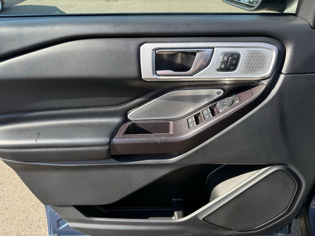 Used 2020 Ford Explorer Platinum image 32
