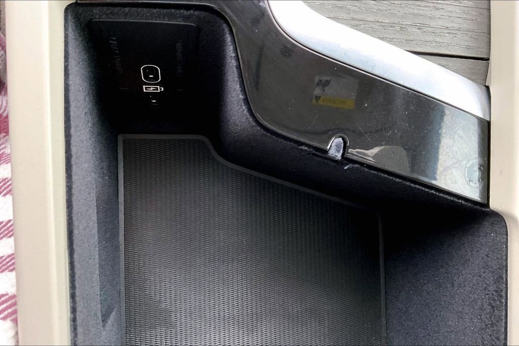 Certified 2024 Volvo XC60 T8 Plus w/ Protection Package Premier image 16