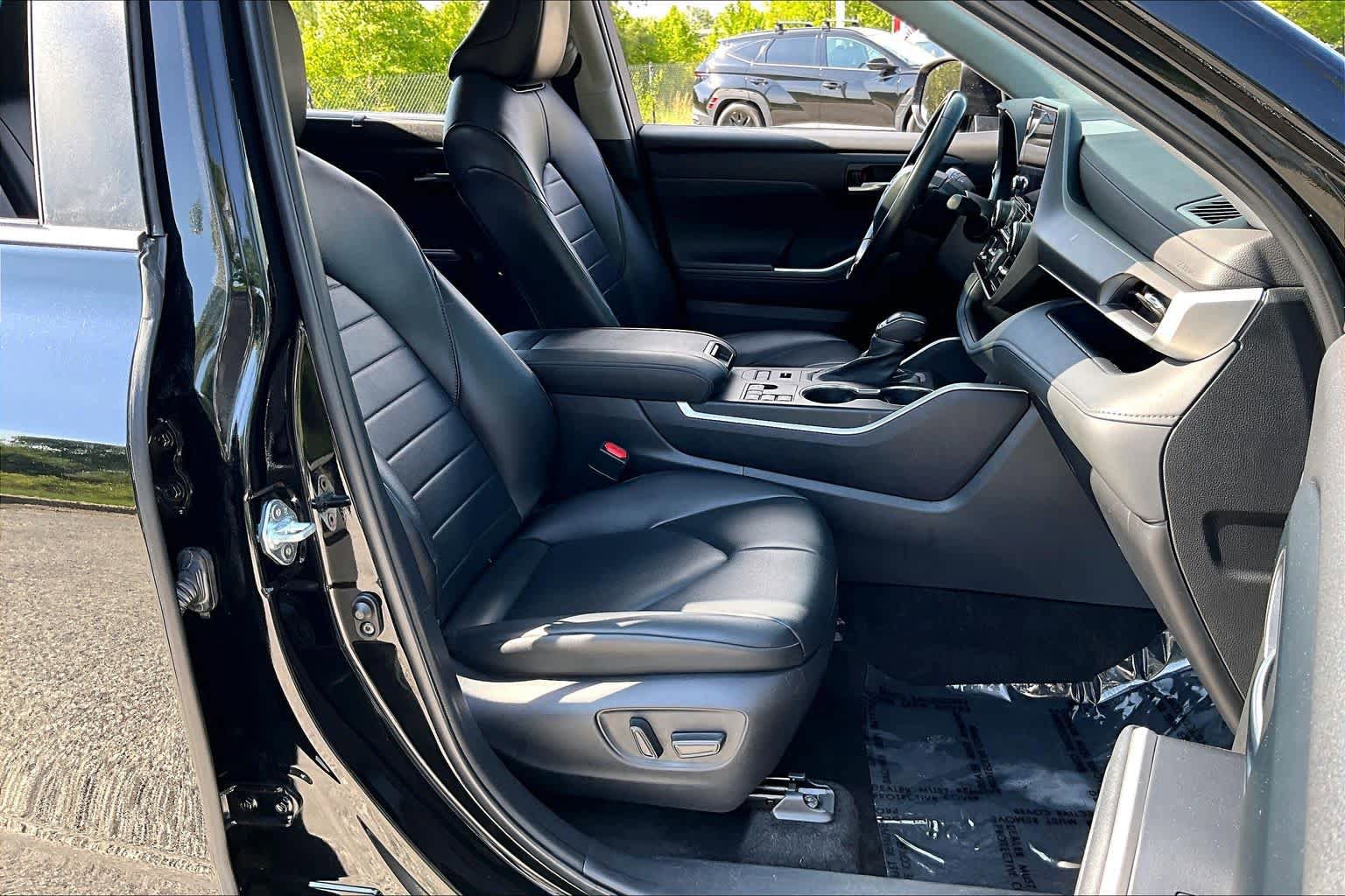 Used 2023 Toyota Highlander XLE AWD/4WD image 9