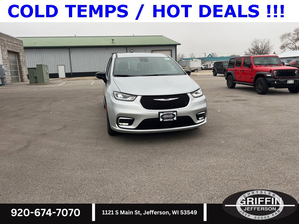 New 2026 Chrysler Pacifica Select image 4