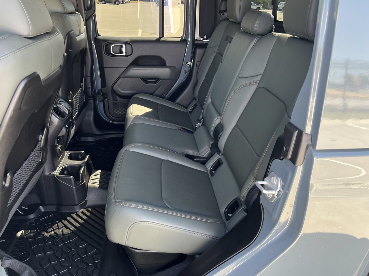 Used 2025 Jeep Gladiator Mojave AWD/4WD image 24