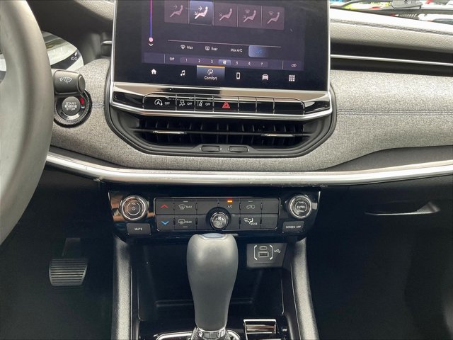 Used 2024 Jeep Compass Latitude AWD/4WD image 20