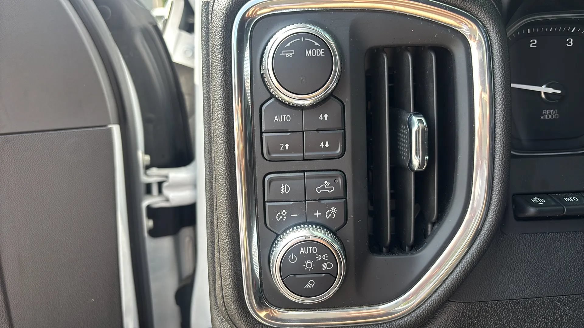 Used 2023 GMC Sierra 3500 Denali w/ Denali Ultimate Package AWD/4WD image 23