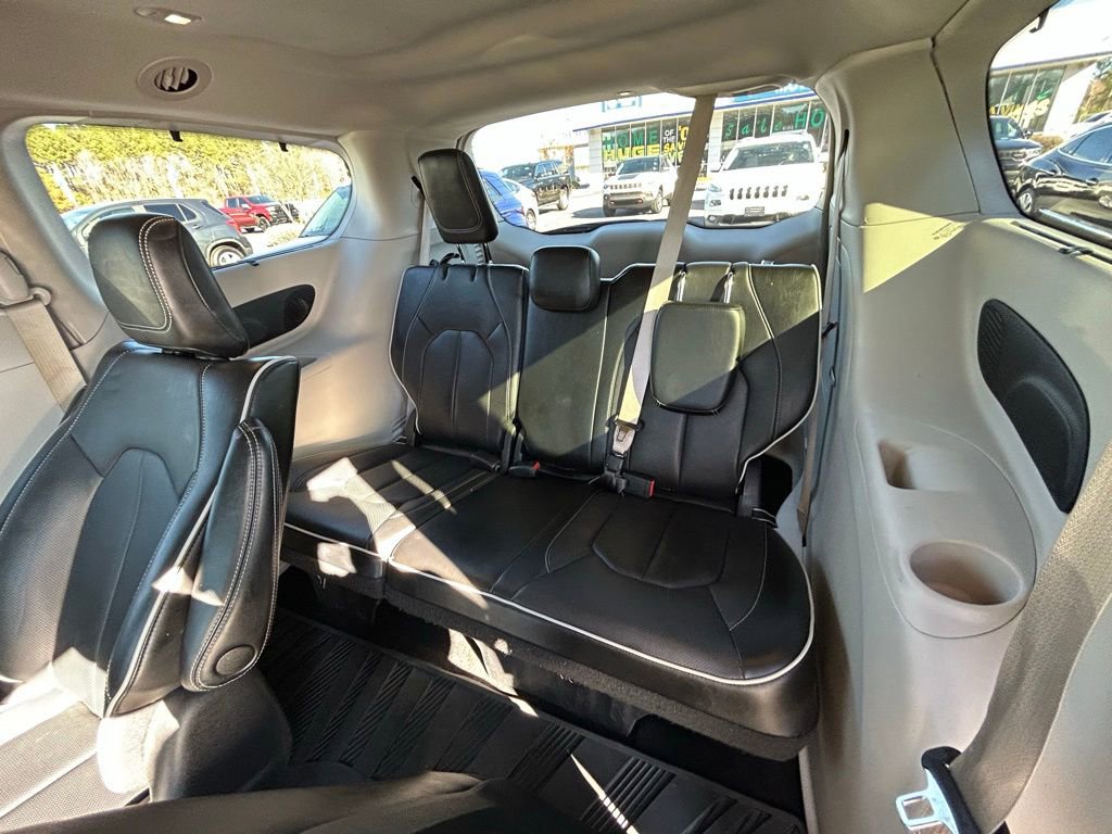 Used 2022 Chrysler Pacifica Limited w/ Uconnect Theater Family Group image 19