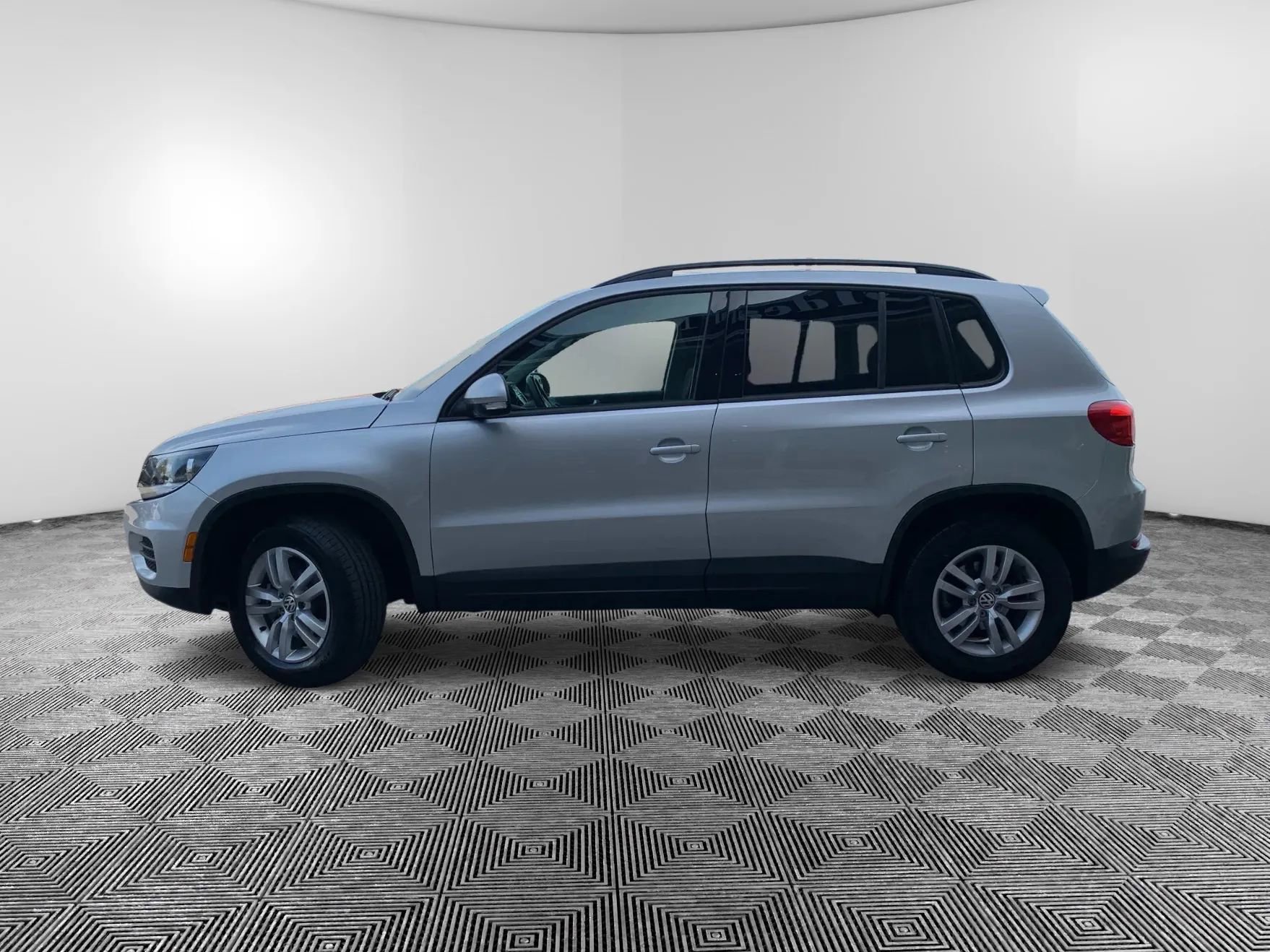 Used 2015 Volkswagen Tiguan S image 9