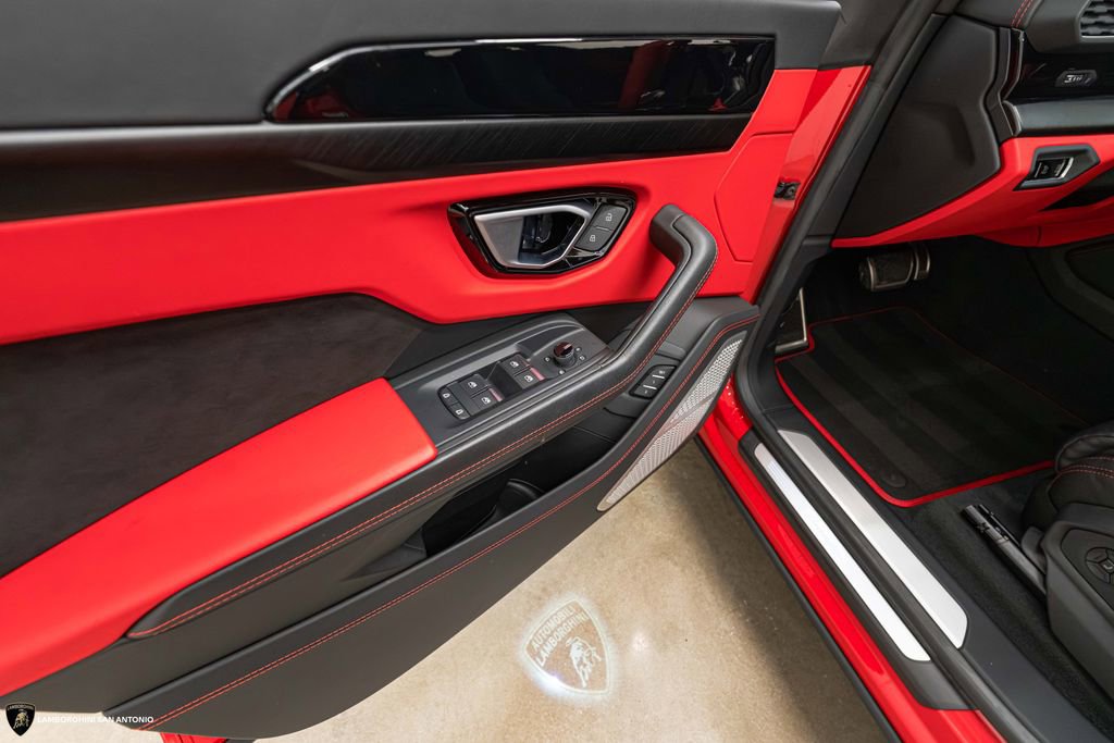 Used 2022 Lamborghini Urus AWD/4WD image 40