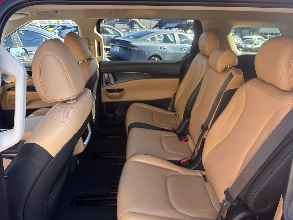 Used 2023 Kia Carnival LX image 25
